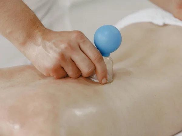 Un soin par ventouses dans un espace bien-être paisible